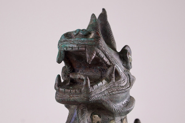 Paire de lions gardiens en bronze.