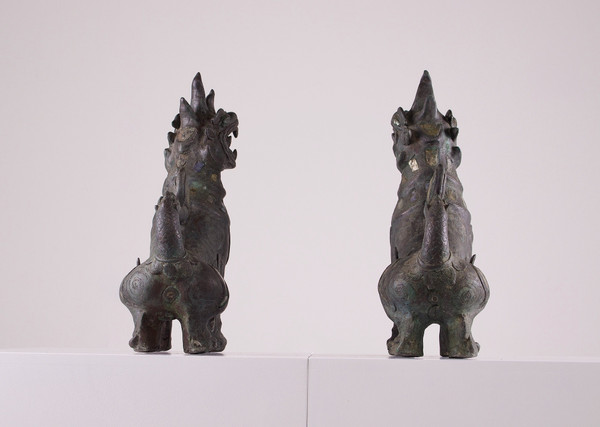 Paire de lions gardiens en bronze.