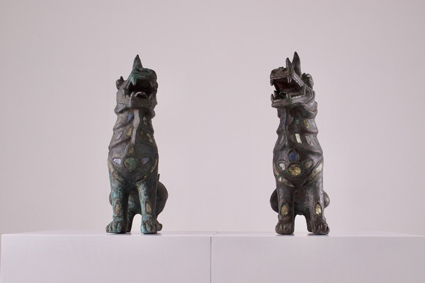 Paire de lions gardiens en bronze.