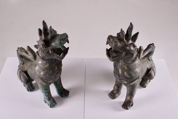 Paire de lions gardiens en bronze.