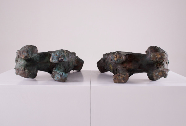 Paire de lions gardiens en bronze.