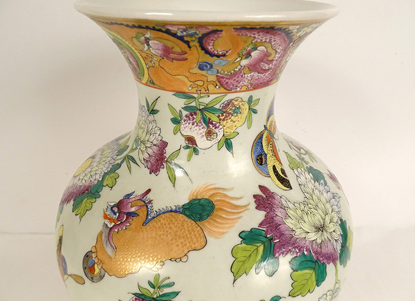 Vaso a balaustra in porcellana di Bayeux Caratteri cinesi Draghi Farfalle XIX secolo