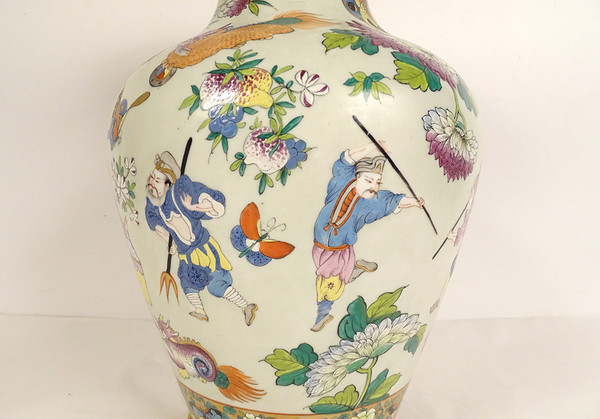 Vaso a balaustra in porcellana di Bayeux Caratteri cinesi Draghi Farfalle XIX secolo