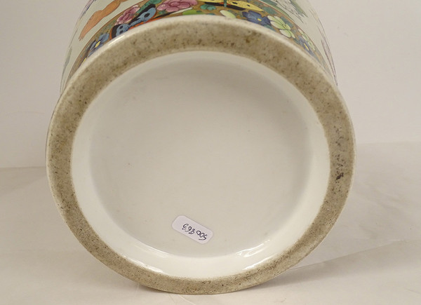 Vaso a balaustra in porcellana di Bayeux Caratteri cinesi Draghi Farfalle XIX secolo