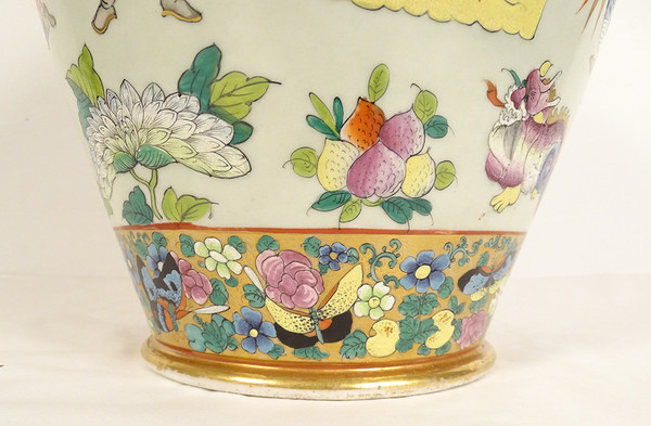Vaso a balaustra in porcellana di Bayeux Caratteri cinesi Draghi Farfalle XIX secolo