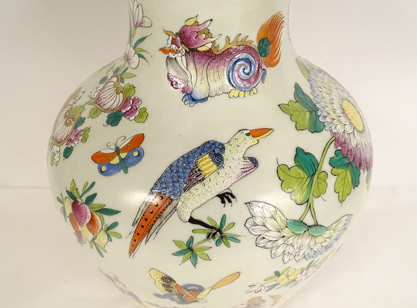 Vaso a balaustra in porcellana di Bayeux Caratteri cinesi Draghi Farfalle XIX secolo