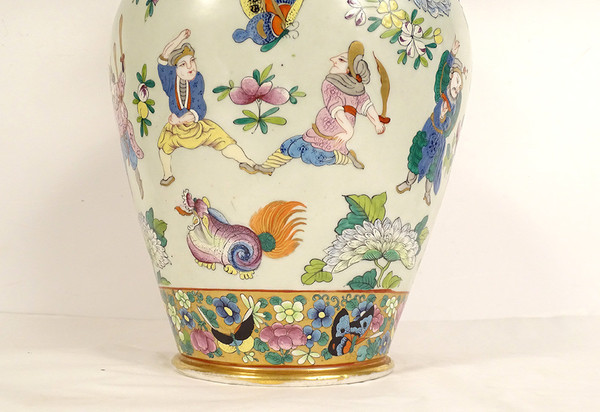 Vaso a balaustra in porcellana di Bayeux Caratteri cinesi Draghi Farfalle XIX secolo