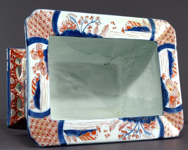 Japon, Fin Du XIXème Siècle, Port d'Imari, Jardinière En Porcelaine Décor De Paysages Animés.