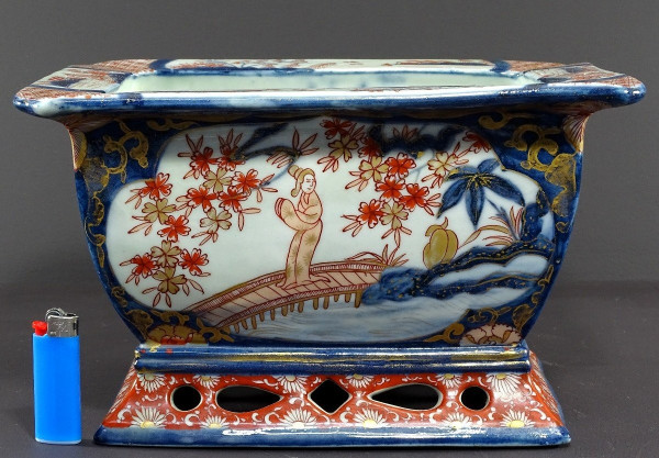 Japon, Fin Du XIXème Siècle, Port d'Imari, Jardinière En Porcelaine Décor De Paysages Animés.