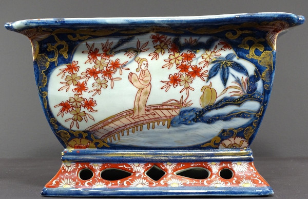 Japon, Fin Du XIXème Siècle, Port d'Imari, Jardinière En Porcelaine Décor De Paysages Animés.