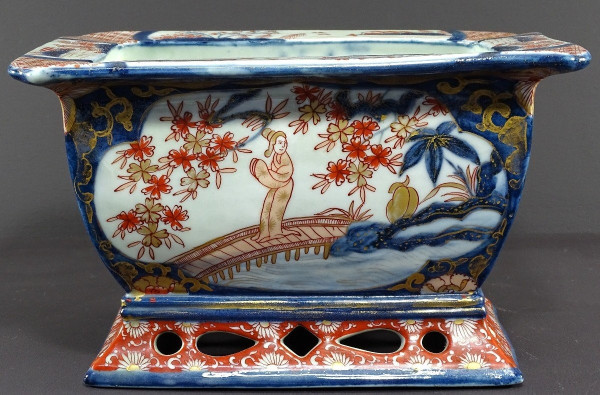 Japon, Fin Du XIXème Siècle, Port d'Imari, Jardinière En Porcelaine Décor De Paysages Animés.