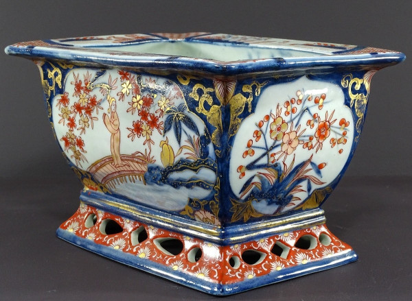 Japon, Fin Du XIXème Siècle, Port d'Imari, Jardinière En Porcelaine Décor De Paysages Animés.