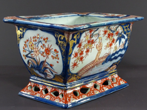 Japon, Fin Du XIXème Siècle, Port d'Imari, Jardinière En Porcelaine Décor De Paysages Animés.