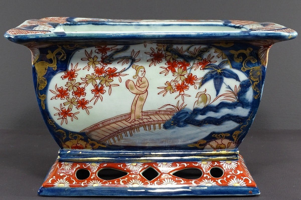 Japon, Fin Du XIXème Siècle, Port d'Imari, Jardinière En Porcelaine Décor De Paysages Animés.