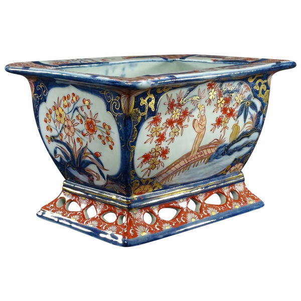 Japon, Fin Du XIXème Siècle, Port d'Imari, Jardinière En Porcelaine Décor De Paysages Animés.