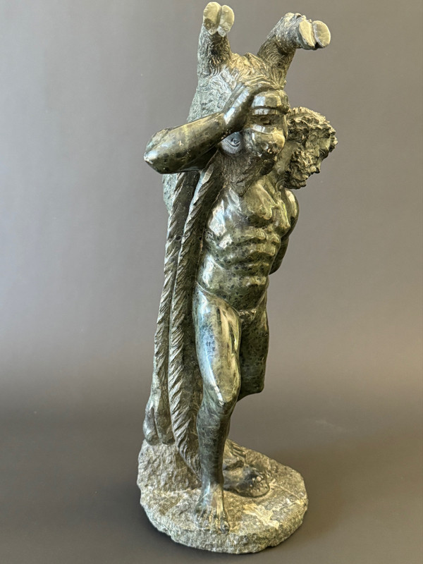 Hercule et le sanglier d'Érymanthe, groupe en marbre du XIXème siècle.