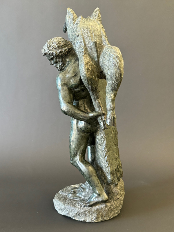Hercule et le sanglier d'Érymanthe, groupe en marbre du XIXème siècle.