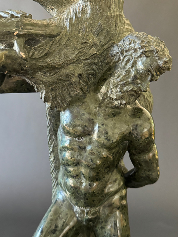 Hercule et le sanglier d'Érymanthe, groupe en marbre du XIXème siècle.