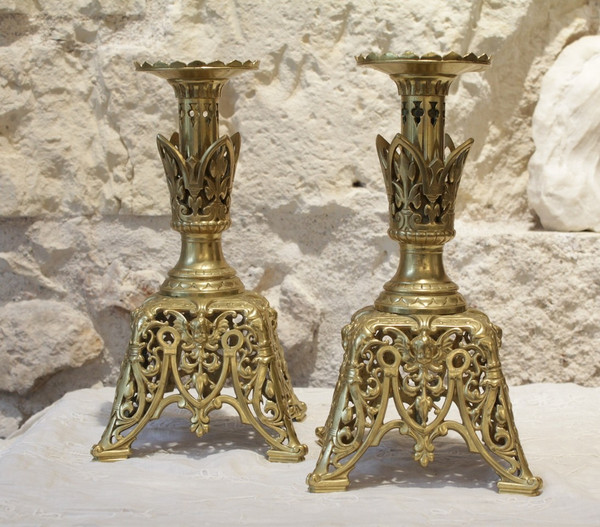 Paire de bougeoirs en bronze doré ajouré fin décor d'entrelacs fin 19ème siècle