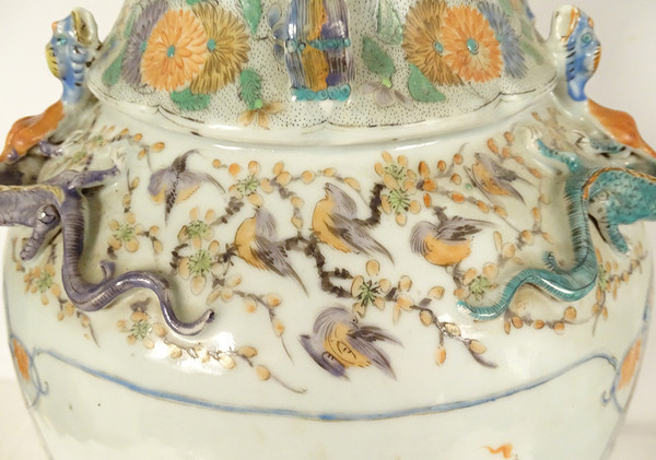 Paire grands vases porcelaine Chine famille verte scène palais dragons XIXè