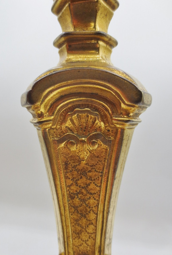 Coppia di candelieri in bronzo dorato. 