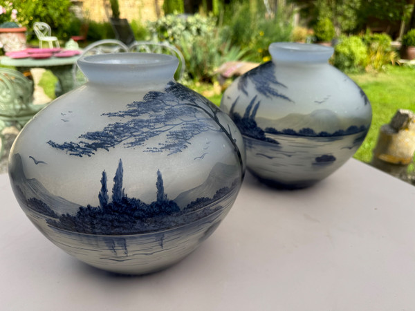 Paire de vases en verre décorés JOMA