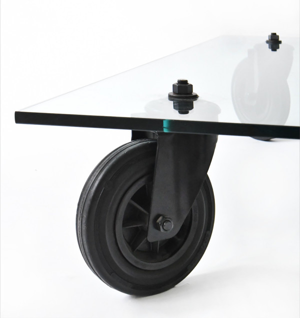 Gae AULENTI (1927-2012) Table basse modèle "Tavolo con ruote" pour Fontana Arte 
