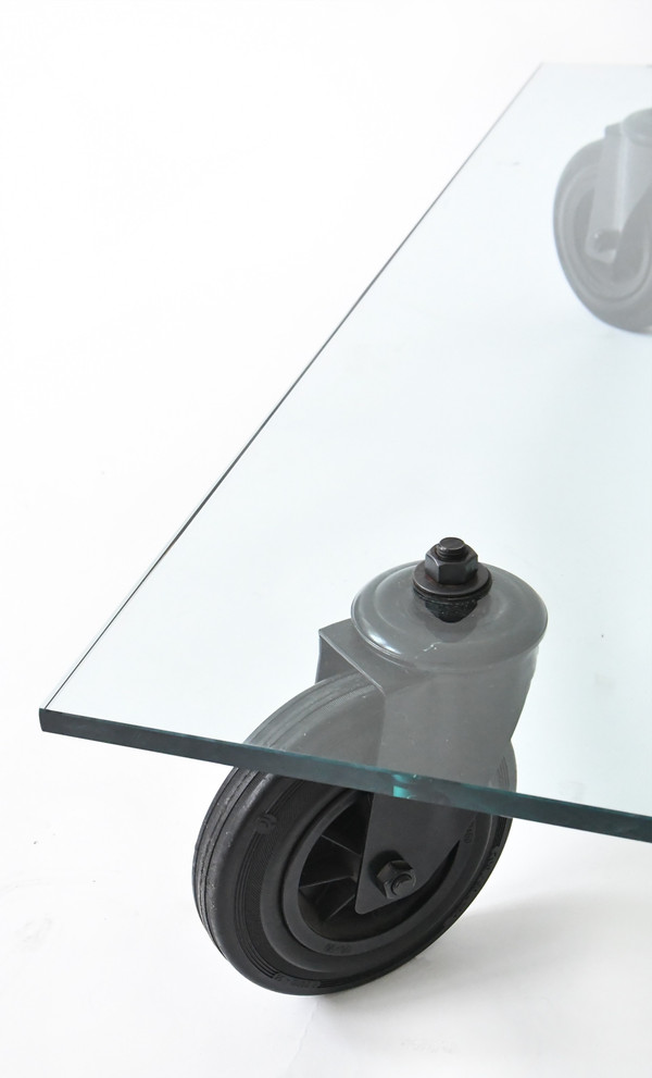 Gae AULENTI (1927-2012) Table basse modèle "Tavolo con ruote" pour Fontana Arte 