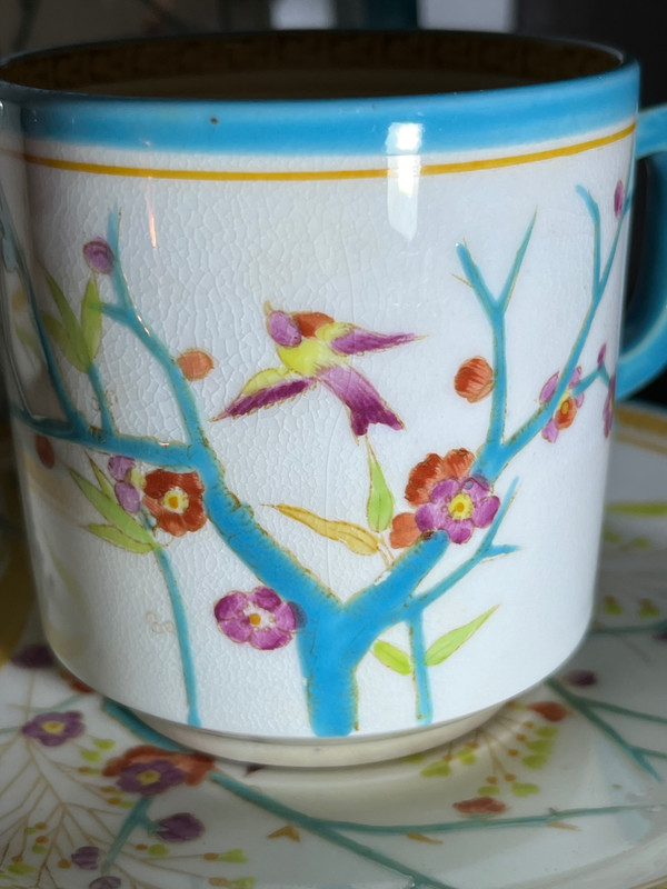 Due tazzine da caffè e una lattiera in porcellana di Minton (attr.)