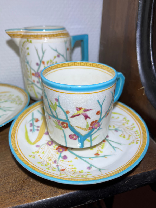 Due tazzine da caffè e una lattiera in porcellana di Minton (attr.)