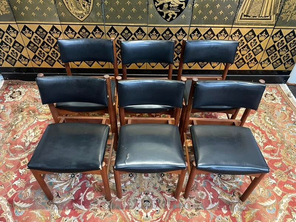 Suite mit 6 skandinavischen Stühlen