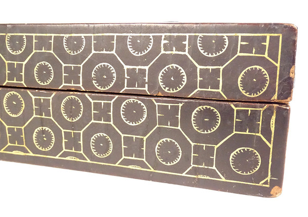 Geschenkbox 126 Perlmutt-Token, lackiertes Holz, vergoldet, japanisches Monogramm, 19. Jahrhundert