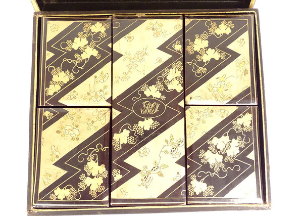 Geschenkbox 126 Perlmutt-Token, lackiertes Holz, vergoldet, japanisches Monogramm, 19. Jahrhundert