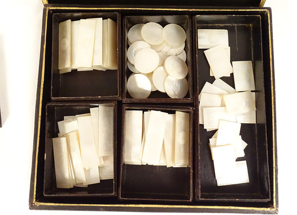 Geschenkbox 126 Perlmutt-Token, lackiertes Holz, vergoldet, japanisches Monogramm, 19. Jahrhundert