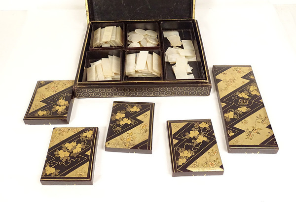 Geschenkbox 126 Perlmutt-Token, lackiertes Holz, vergoldet, japanisches Monogramm, 19. Jahrhundert