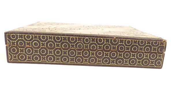 Geschenkbox 126 Perlmutt-Token, lackiertes Holz, vergoldet, japanisches Monogramm, 19. Jahrhundert