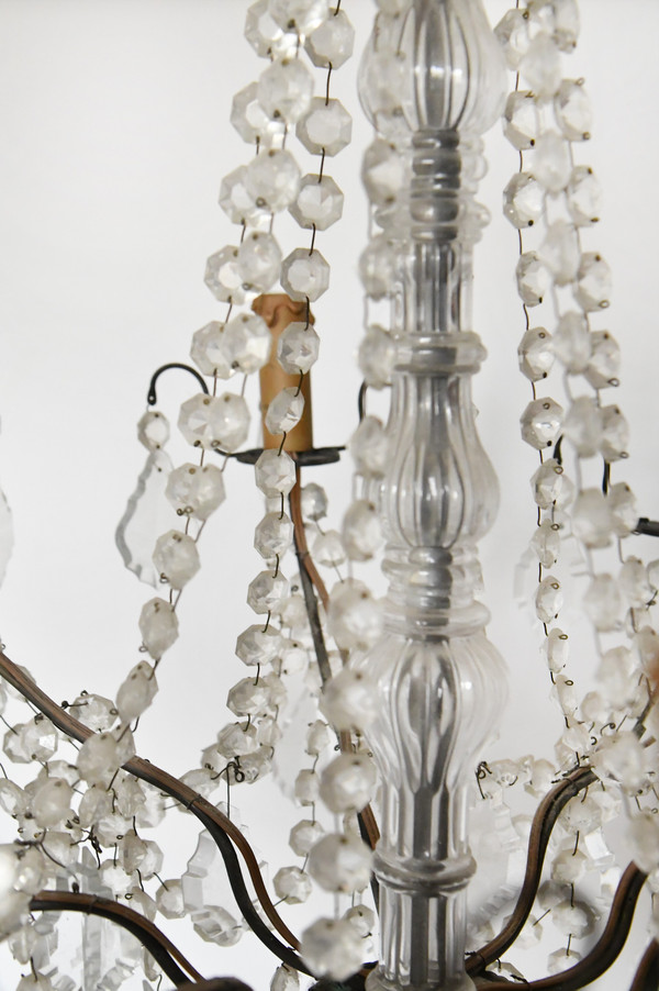 Lampadario a otto luci guarnito con pendagli e pendenti in vetro