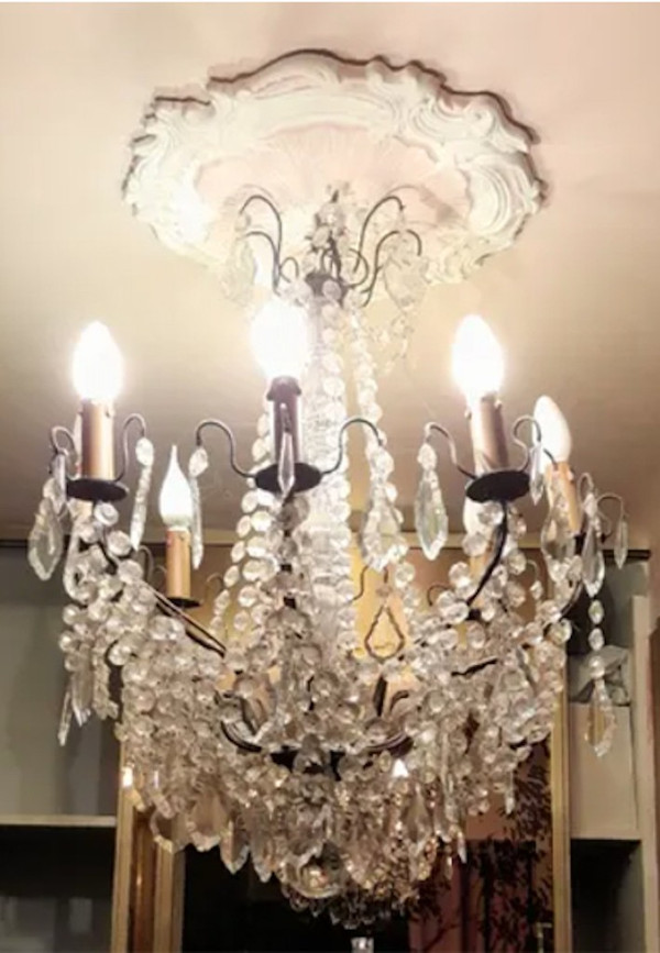 Lampadario a otto luci guarnito con pendagli e pendenti in vetro