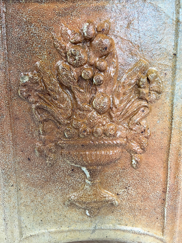 Terrakotta-Wasserbrunnen, 19. Jahrhundert – Blumendekoration und Medici-Becher
