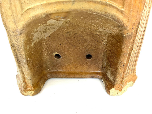 Terrakotta-Wasserbrunnen, 19. Jahrhundert – Blumendekoration und Medici-Becher