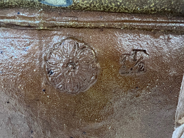 Terrakotta-Wasserbrunnen, 19. Jahrhundert – Blumendekoration und Medici-Becher