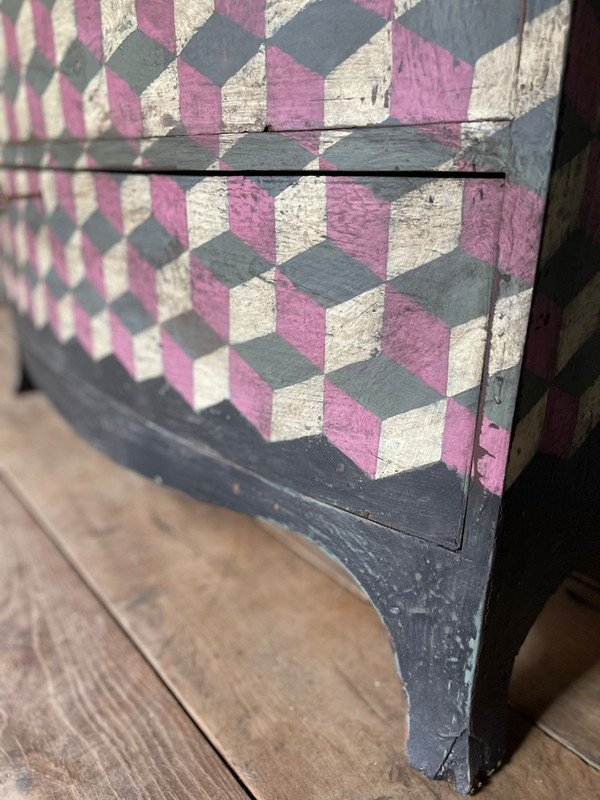 19th century chest of drawers with cubic motifs and a rounded front