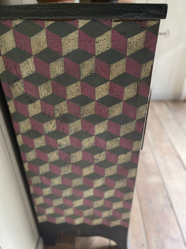 19th century chest of drawers with cubic motifs and a rounded front
