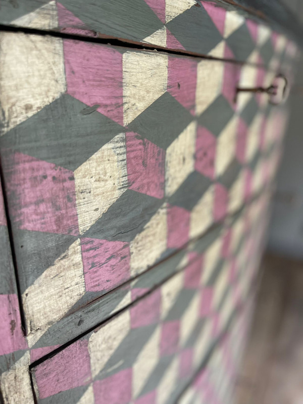19th century chest of drawers with cubic motifs and a rounded front