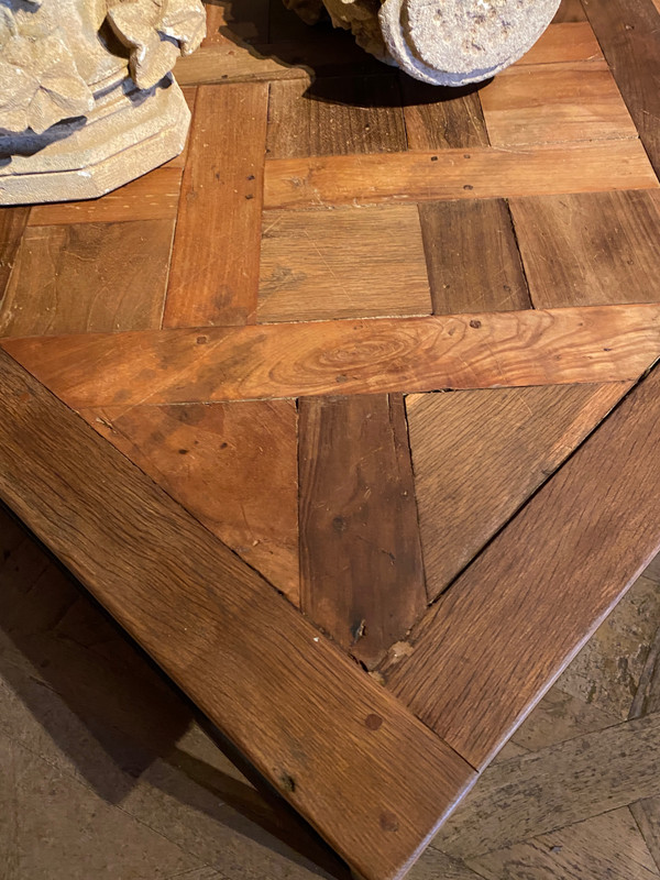 Table de salon ( basse) avec une jolie dalle de parquet Versailles datant du 18e siècle 