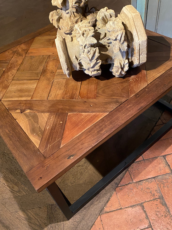 Table de salon ( basse) avec une jolie dalle de parquet Versailles datant du 18e siècle 