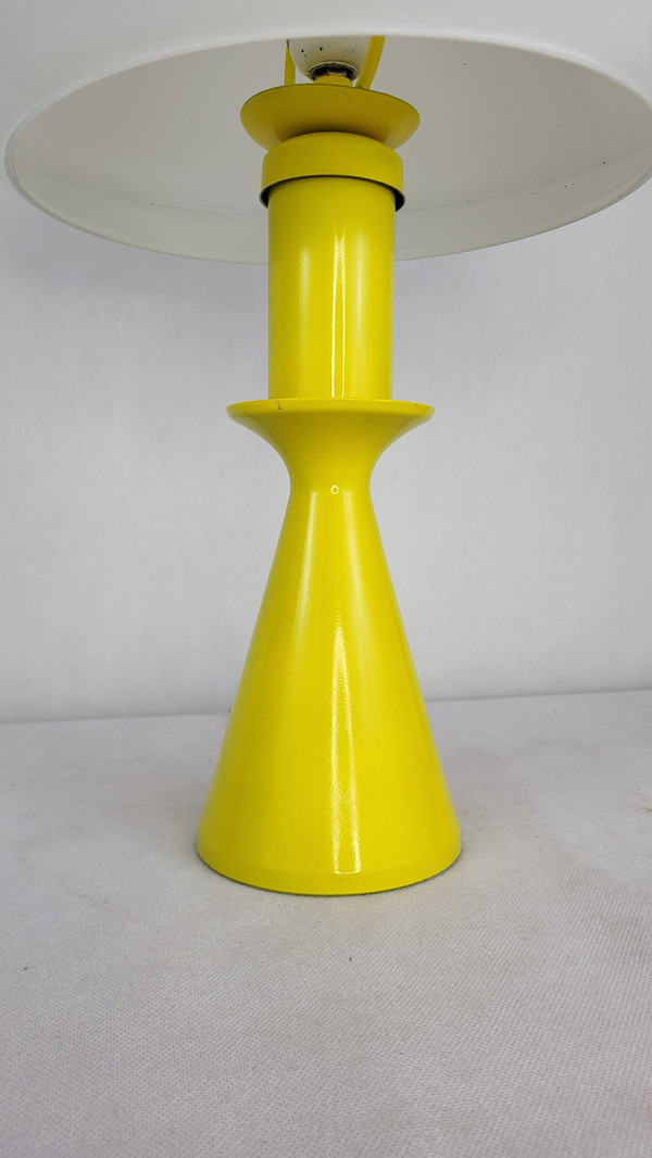 Lampe en métal laqué jaune Design Années 80