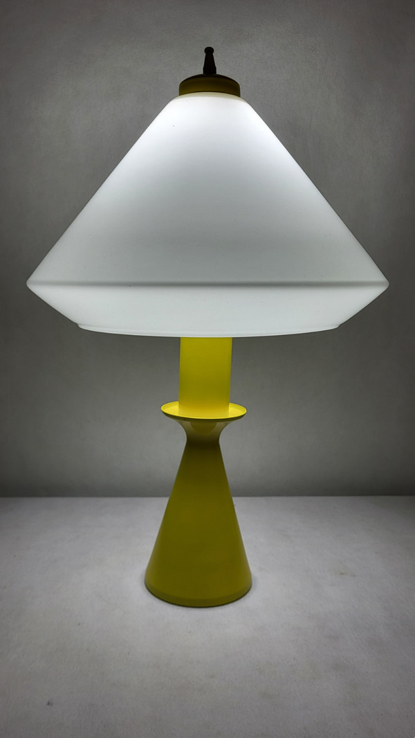 Lampe en métal laqué jaune Design Années 80