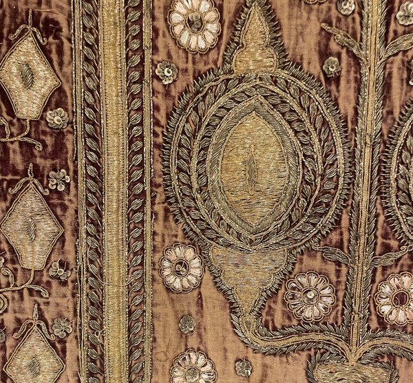 Ricamo indo-portoghese del XVIII secolo con filo d'oro su velluto