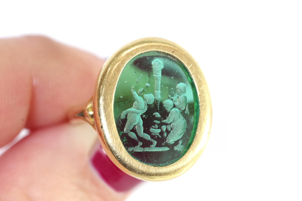 Bague intaille ancienne du XIXème en or 18k, intaille sur verre, danse, musique, bague mixte